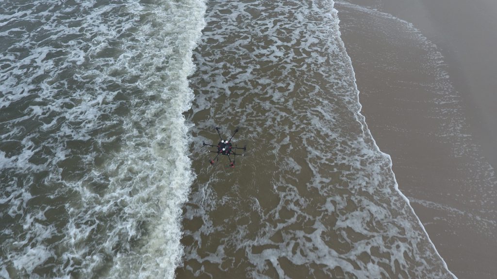 magnetometria dronem nad wodą