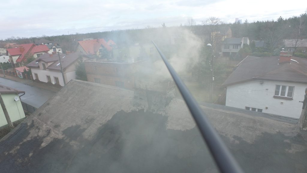 Czarny dym unoszący się nad kominem nie musi oznaczać, że w piecu spalane są toksyczne odpady.